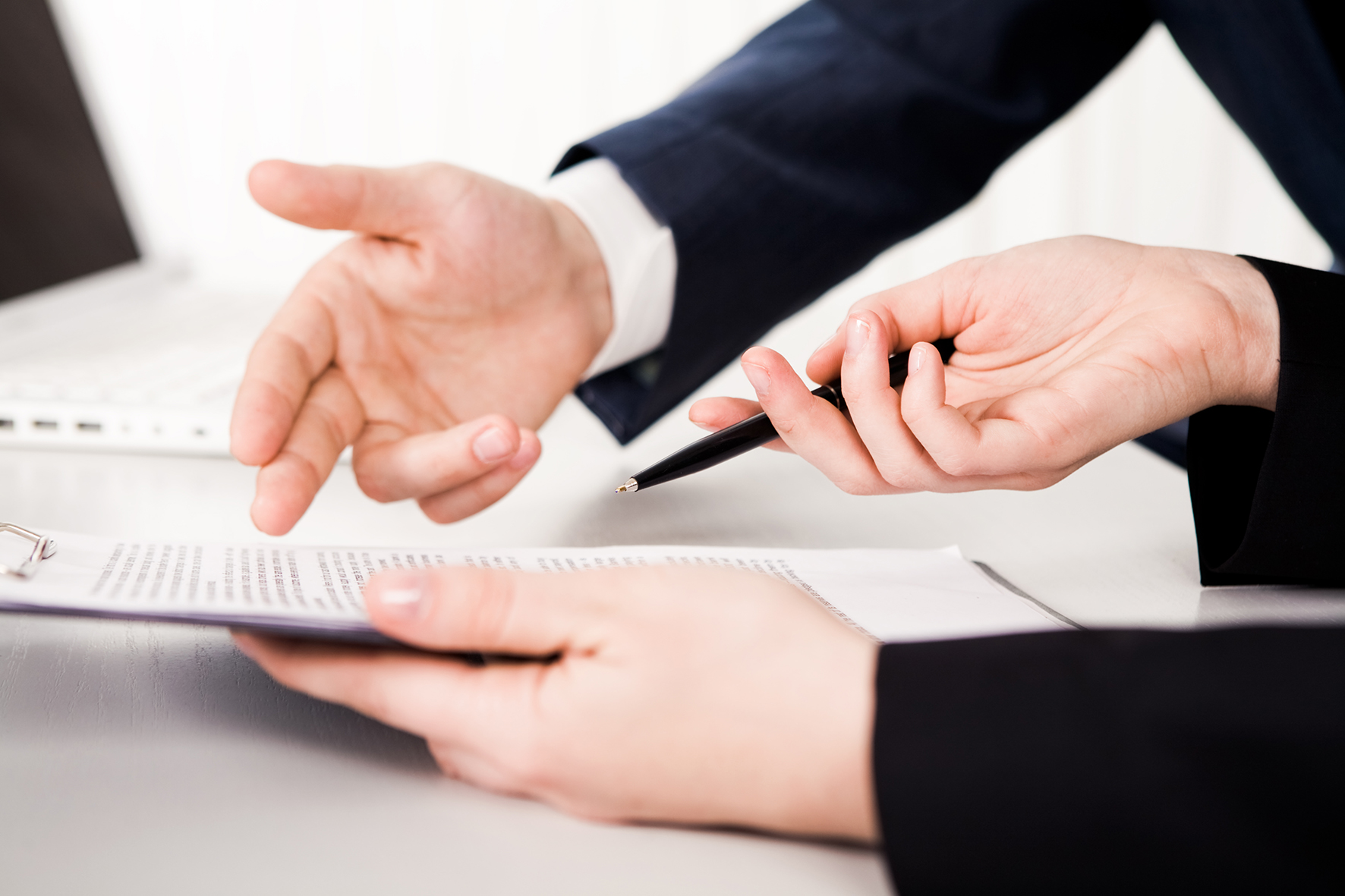 1667881457374766.jpg 攝圖網(wǎng)_502611012_高管雇員在會(huì)議期間對(duì)商業(yè)伙伴進(jìn)行觀察(企業(yè)商用).jpg