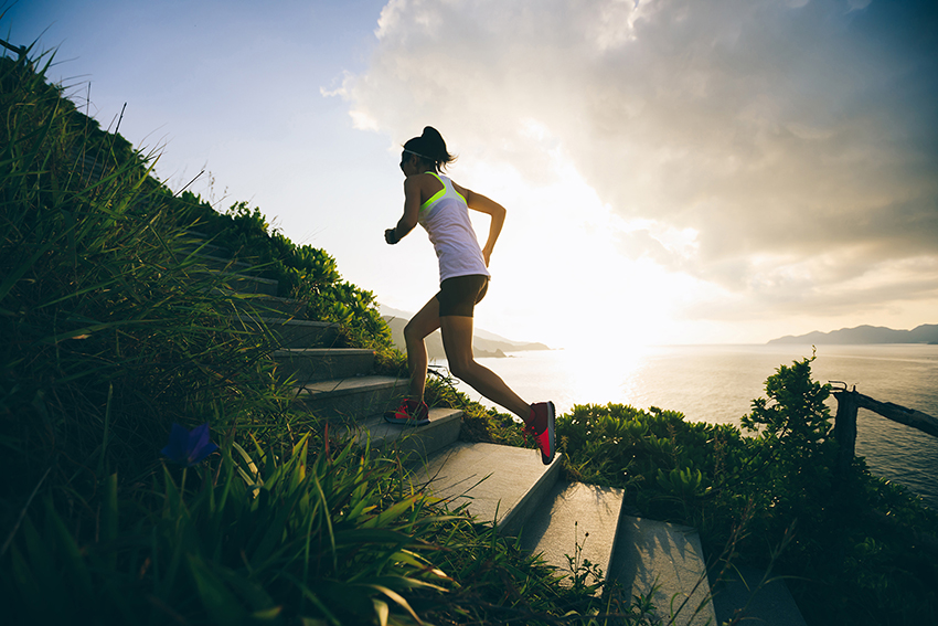 1667881559310085.jpg 攝圖網(wǎng)_505401057_執(zhí)著的女在海邊山(企業(yè)商用).jpg